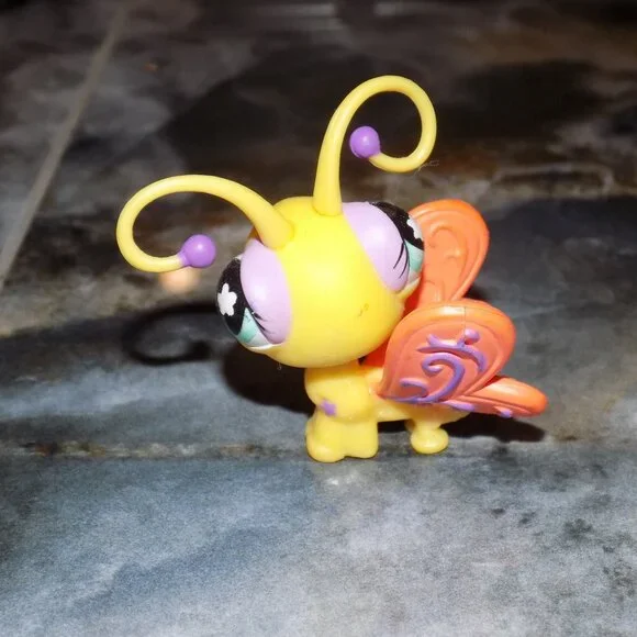 Littlest Pet Shop-RARE RETIRED Yellow Butterfly 2007 - Picture 2 of 4